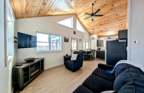 Spacious Cabin Complex with Flanders Pond Access, Ideal for Group Getaways, Located Near Sullivan, Maine - Photo 22