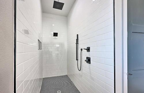 Lavish Riverfront Escape with Gas Grill! - Foto 19