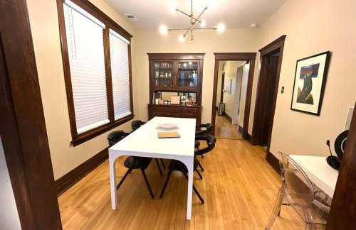 Irving Park updated vintage top unit 2-flat - Photo 9