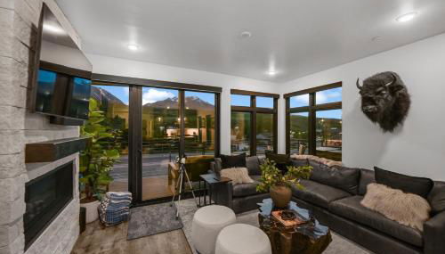 4-Season Modern Mountain Penthouse with Private Hot Tub & Scenic Views - Foto 3