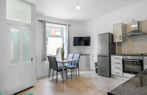 Modern 2 Bedroom House with 2 Ensuite and Free Parking - Photo 7