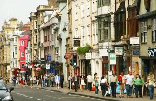 Luxury 2-Bed Apartment with AC, Sleeps 6, Private Garden, Free Parking, Netflix - Photo 16