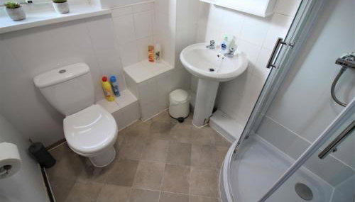 St James House - Charming 3 bed, 2 bathrooms, driveway parking, close to town centre - Foto 2, Shower