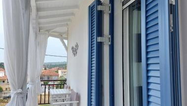 Blue Window - Photo 5