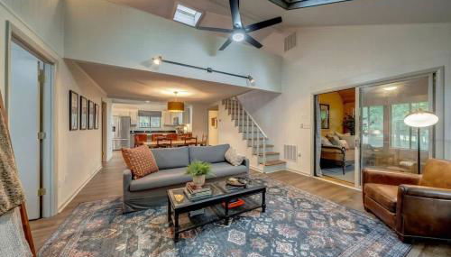 Secluded Retreat w Hot Tub, FirePit & Pool Access - Photo 2