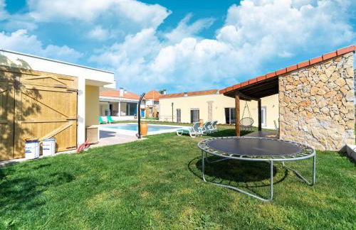 Rural Holiday Home with Pool - Foto 32