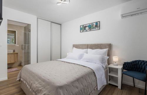 Romantic villa with pool, surrounded by nature - ID 2507 - by TRAVELER tourist agency Krk - Foto 40