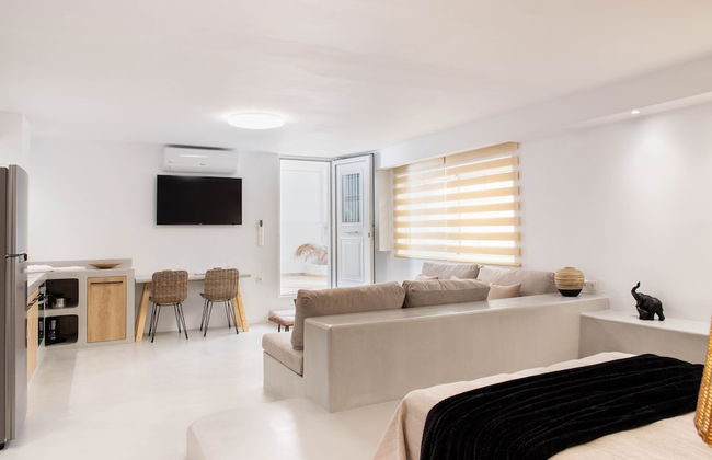 Pebble Luxury Suite by the Sea - Photo 12