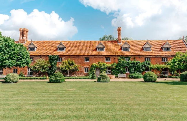 Lavish Tudor Hall Gardens - Sleeps 14 - Foto 53