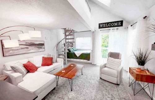Top (third) floor loft condo. Full resort access. - Foto 1