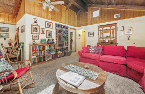 Catalina Retreat -Cozy mountain home in a tree filled neighborhood, plenty of games and a hot tub! - Foto 12