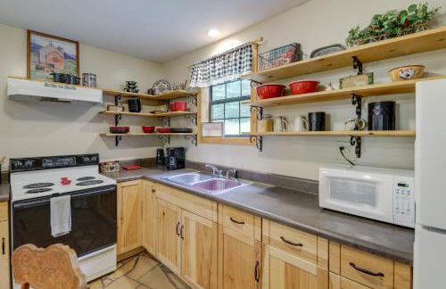 Riverfront Briceville Cabin with Patio and Fire Pit! - Foto 9