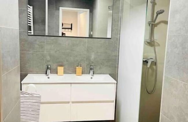 Luxury New Flat with Terrace & Parking - Photo 10