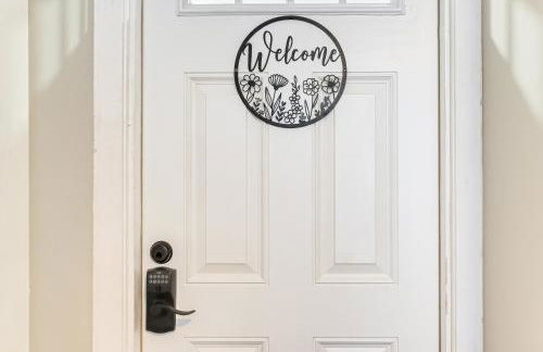 Walk to Constitution Beach Mid-Century Boston Gem - Foto 22