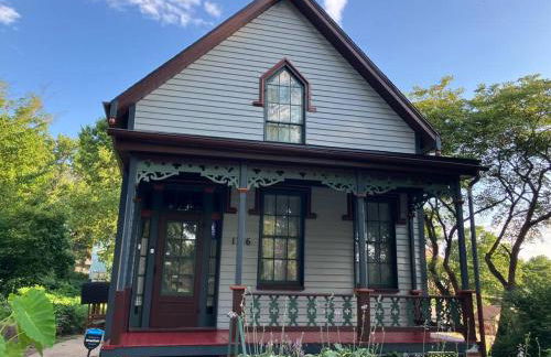 1867 Gothic VanDeventer Home - Foto 1