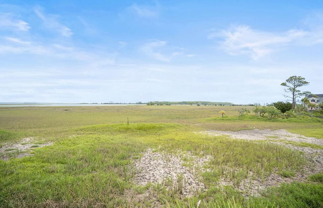 Stunning Marsh & Water Views in This Completely Renovated Three Bedroom Home - Foto 31