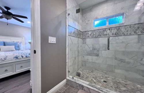 Stunning 8 bedroom 6 bathroom Pool Home - Photo 21