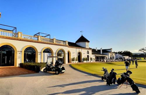 Experience Unrivalled Luxury at Emerald Greens Your Exclusive Retreat in the Heart of San Roque Club Resort - Foto 25