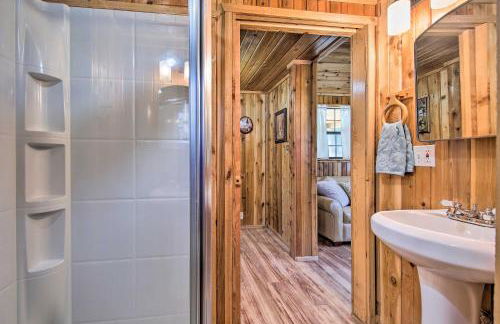 Couples Cabin with Luxury Deck, 1 Mi to Canyon Lake! - Foto 16