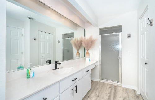 Beautiful Spacious Home! Close to Beaches - HEATED Private Pool - Foto 30