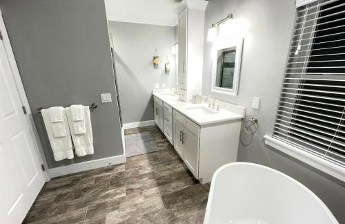 Gorgeous Modern 6BR South Facing Private Pool Hot Tub BBQ Theater 2 Miles Disney - Foto 31