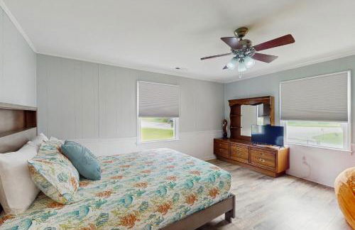 Serene 3BR Waterfront Retreat With A/C, Wifi, Two Kayaks, and Full Kitchen - Foto 17