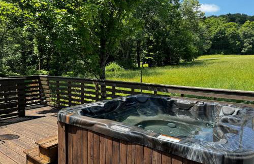 Hillcrest Cottage - Charming Cottage with hot tub and view! - Photo 3