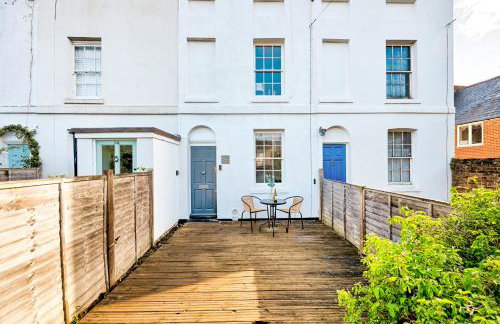 Central Canterbury Gem New Refreshed Decor Sunny Deck Outdoor Furniture FREE Parking 2BR 2BA TOP Location - Foto 76