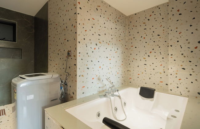 ELIVAAS Kamerios Maris 1 BHK Jacuzzi - Photo 40