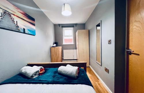 Lovely 4 bed (sleeps 8) apartment close to city - Foto 7