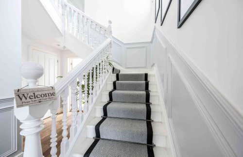 The Lymington Hub Slps 13 hot tub/chef/spa - Photo 5