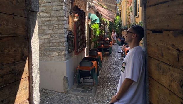 Posez pour une photo dans le centre de Bellagio