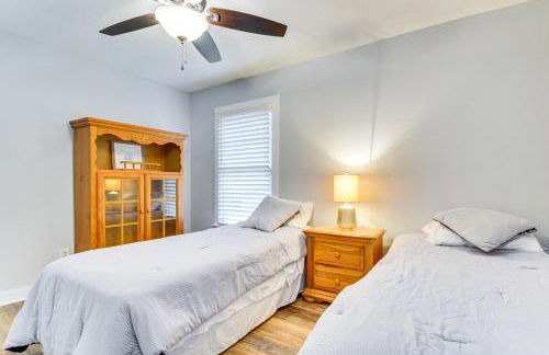 Walk to Parks and Town Square Cary Home with Yard! - Foto 16