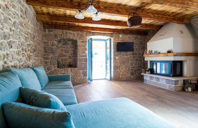 Gorgeous Villa With Private Swimming Pool and Covered Terrace - Photo 8