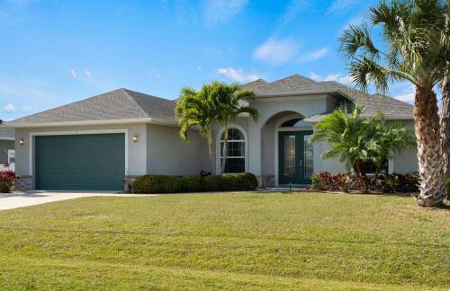 Sun-Soaked & Tranquil Getaway Relaxing Pool Area - Foto 27
