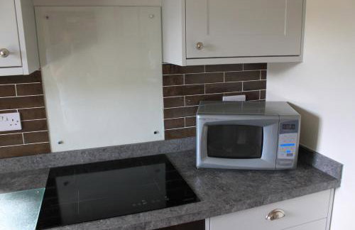 Superb Comfy 2 Bed House, Responsive & Caring Hosts Free WiFi & Parking, Close to MK Centre, Train Station, Santander, Network Rail by Webbhill Stays - Foto 17