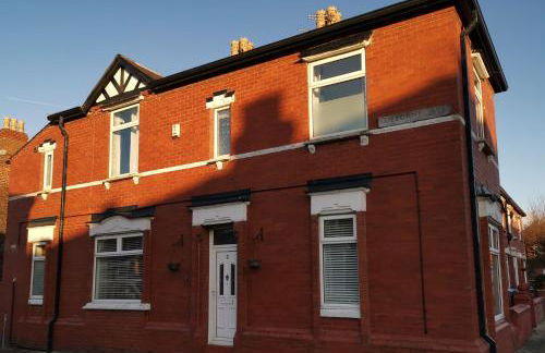 Corner House, Sleeps 8 in 4 Bedrooms, near train station, Great Value! - Photo 3