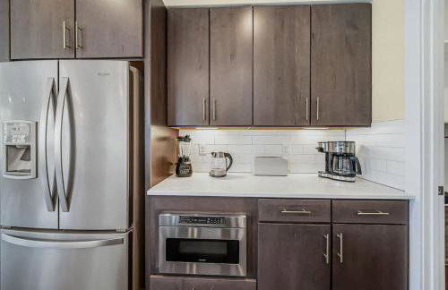 Modern 4-Story 3-BR Townhome with Rooftop Lounge - Foto 46