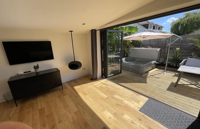 Maygrove Retreat - Sleeps 2 - Jacuzzi - Parking - Photo 18