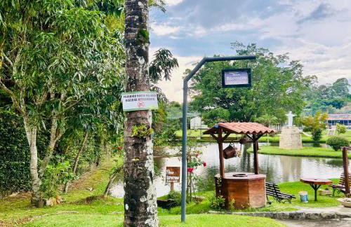 Chalé com PISCINA Privativa, com 2 QUARTOS, ESTACIONAMENTO em Condomínio com PORTARIA 24h, Sauna, Quadras, 3 PISCINAS no condomínio, Pesca e Parquinho Infantil - SmarTV na sala de estar, TV na área CHURRASQUEIRA, Wi-Fi e Cozinha Completa - Foto 43