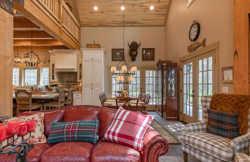 Uncle Chris Cabin by KABINO Air Conditioning Smart TVs Chefs Kitchen Spacious WiFi Grill Bills Island Reservoir Fishing - Foto 10