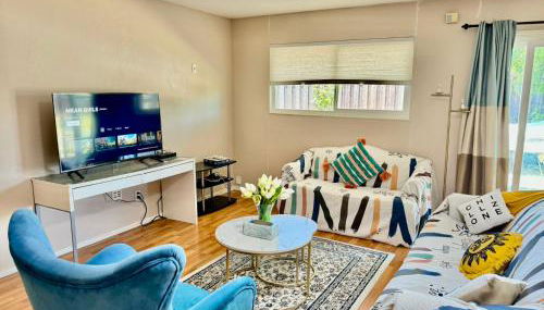 Chic Home with Expansive Backyard- duplex back unit - Foto 4