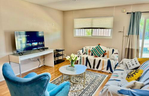 Chic Home with Expansive Backyard- duplex back unit - Foto 4