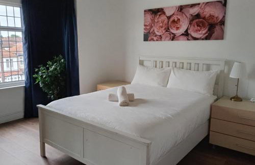 4 bedroom Home Family or Work Stay London - Photo 3