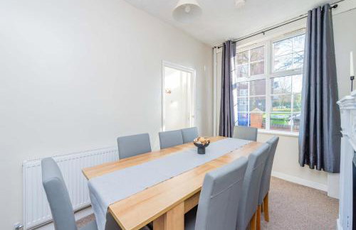 Central Townhouse Wolverhampton - Sleeps 8 - Ideal for Contractors & Families - Foto 6