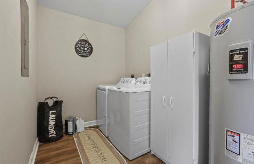 Cabin with King Bed , XBOX, HotTub, Games, Firepit , Stargazing Dome - Photo 25