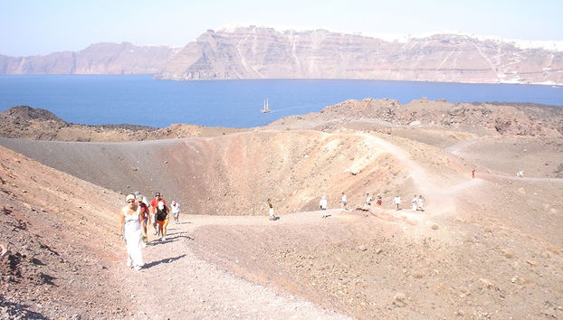 Crucero por las islas volcánicas: volcán, aguas termales y Therasia con opción a tiempo libre en Oia - Foto 2