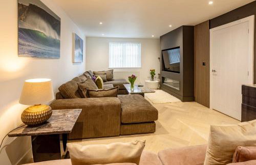 Luxe Detached 3 Bed Luxe House on Exclusive Private Estate Close to Coast Free Hot Tub Sleeps 6 Private Parking for 2 Cars - Photo 1