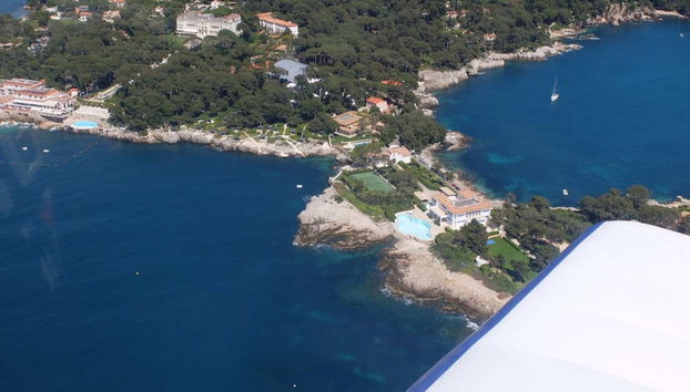 Planeando sobre la costa de Cannes