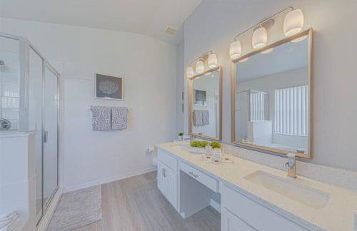 580 - Stunning Renovated Home with Large East Facing Pool Deck Overlooking Preservation Area and Games Room - Foto 58